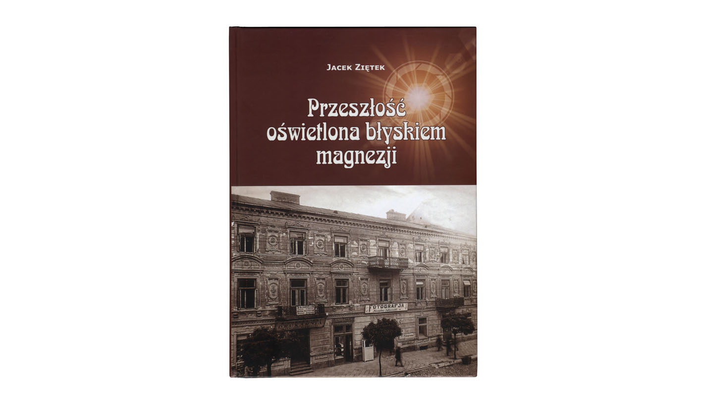 Jacek Ziętek - Przeszłość oświetlona błyskiem magnezji. Zakłady fotograficzne w Piotrkowie Trybunalskim do 1945 roku - książka - Archiwum Państwowe w Piotrkowie Trybunalskim - 2022