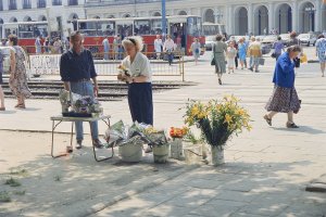Sylwester Braun, ps. Kris, Sprzedaż kwiatów na placu Bankowym, 1993, Muzeum Warszawy