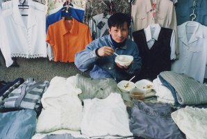 Krzysztof Miller, Wietnamczycy handlujący na Stadionie Dziesięciolecia, 23.04.1996, Agencja Wyborcza