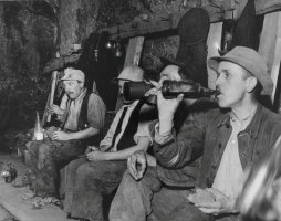 Górnicy podczas posiłku. Kopalnia soli w Bochni, ok. 1937/1943 r., fot. Kazimierz Gargul Zb. Muzeum Żup Krakowskich Wieliczka