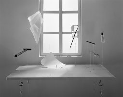 Grzegorz Przyborek, Stół do przygotowywania unoszących się obiektów, fotografia z serii Wspomnienia z Arles 1991