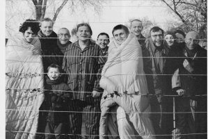 Zbigniew Libera, "Mieszkańcy." Z cyklu "Pozytywy", 2003/2004, c-print, 69,5 × 104,5 cm
