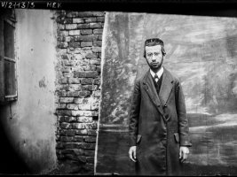 2.	Zakład Fotograficzny Stefanii i Adama Janowskich w Myślenicach (autorstwo domniemane), Salomon (Szlomo) Bergoffen, lata 20. XX w., Myślenice, wydruk cyfrowy, w oryginale – klisza szklana, 10 × 15 cm. Ze zbiorów Muzeum Etnograficznego w Krakowie.