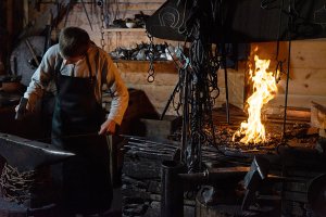 Monika Sokól-Rudowska - kuźnia w wikińskiej wiosce Gudwangen w Norwegii
