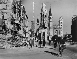 Robert Capa (1913 - 1954)
