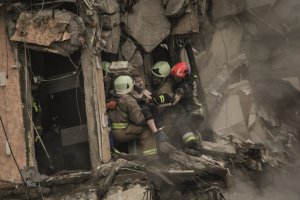 Foto - Wojciech Grzędziński - Ukraińscy ratownicy uwolnili spod gruzów mieszkania na ósmym piętrze skrajnie wyczerpaną i wychłodzoną kobietę