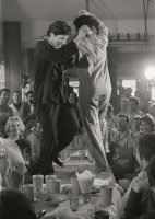 Reżyser Roman Polański (wówczas student łódzkiej Filmówki) i jazzman (trąbka) Andrzej „Idon” Wojciechowski podczas piżama party na Jazz Camping Kalatówki. Hotel górski PTTK, Zakopane, 1959. Z cyklu Jazz Camping Kalatówki