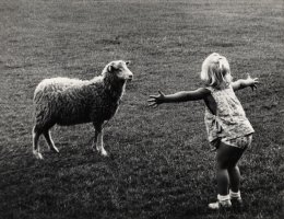 Fot. Zofia Rydet, z cyklu Mały człowiek (© Fundacja im. Zofii Rydet)