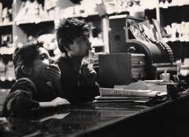 Fot. Zofia Rydet, z cyklu Mały człowiek (© Fundacja im. Zofii Rydet)