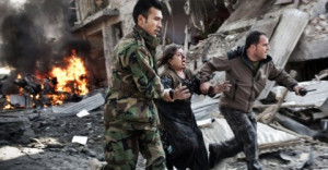 I Nagroda 53. edycji World Press Photo w kategorii: Spot News Singles, Adam Ferguson, Australia, VII Mentor Program for The New York Times, Afghan woman rushed from the scene of a suicide bombing, Kabul, 15 December