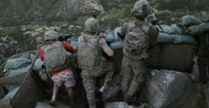 II Nagroda 53. edycji World Press Photo w kategorii: People in the News Singles, David Guttenfelder, USA, The Associated Press, US soldiers respond to Taliban fire outside their bunker, Korengal Valley, Afghanistan, 11 May